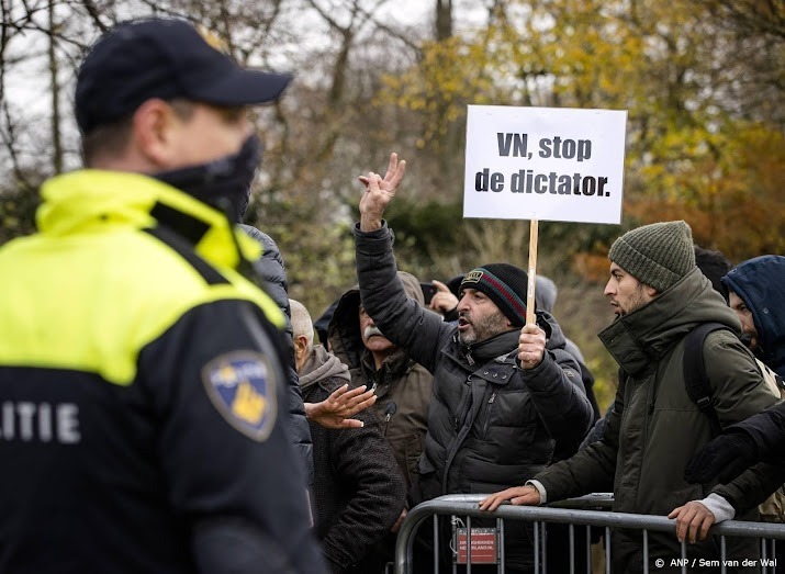 A prostestor holding a sign reading ‘VN, stop de dictator’